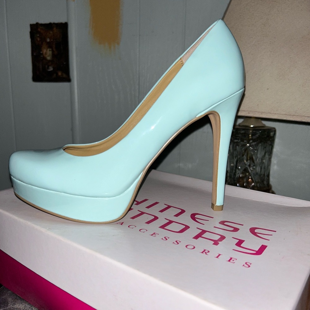 Chinese Laundry high heel light green like new condition with original box